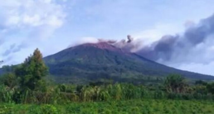 Ruangjambi Gunung Kerinci Erupsi Muntahkan Abu Vulkanik Setinggi