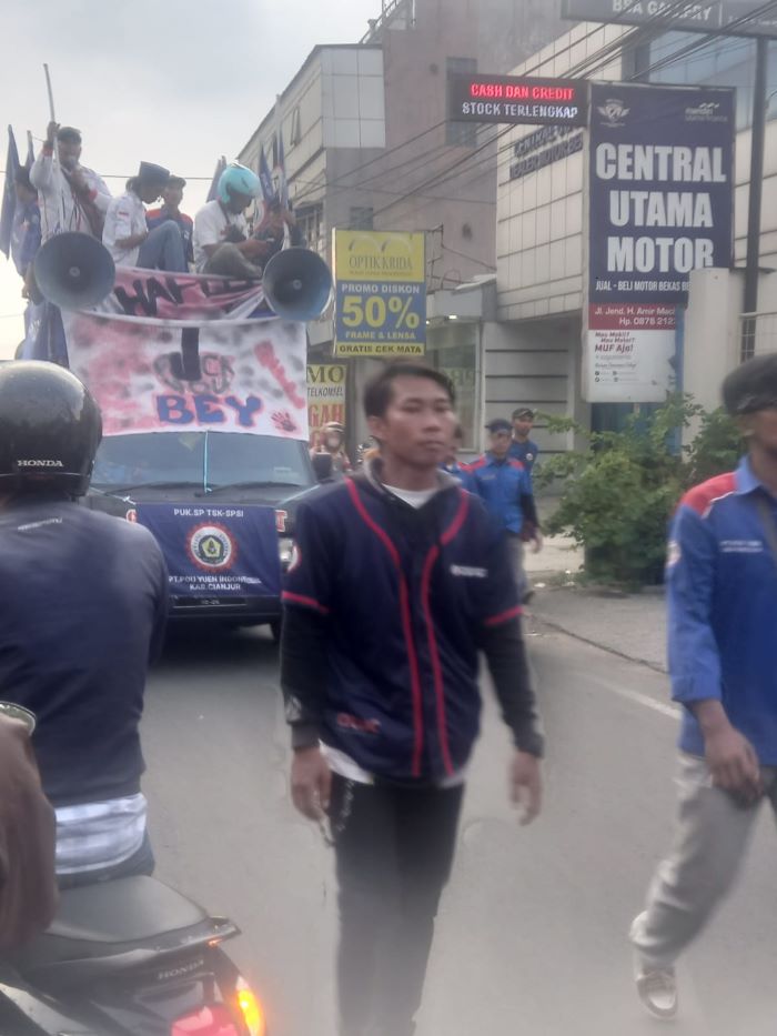 Ribuan Buruh dari Kabupaten Bandung Barat dan Cimahi padat Sepanjang jalan,untuk melakukan aksi ke Gubernur di Halaman Gedung Sate.